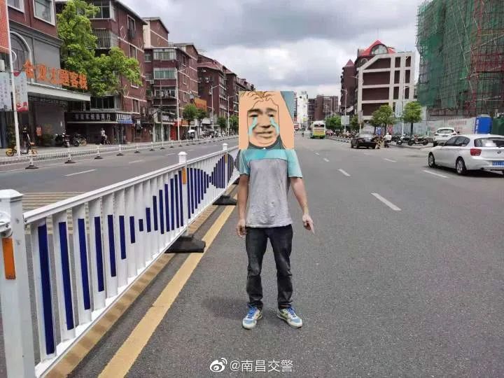DƬ